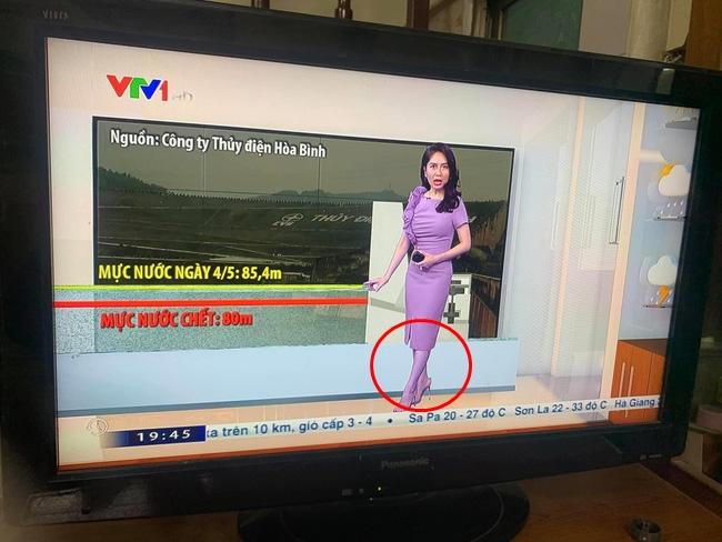 MC kỳ cựu VTV gây hoang mang với đôi chân tím ngắt khi đang dẫn bản tin thời tiết-1