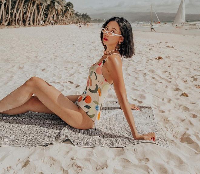 Camille Co (sinh năm 1988) thường nhận được nhiều lời khen về nhan sắc trẻ trung, “ăn gian tuổi” dù đã qua 30. 8X sở hữu một trang blog cá nhân để đăng tải thông tin về thời trang, du lịch.