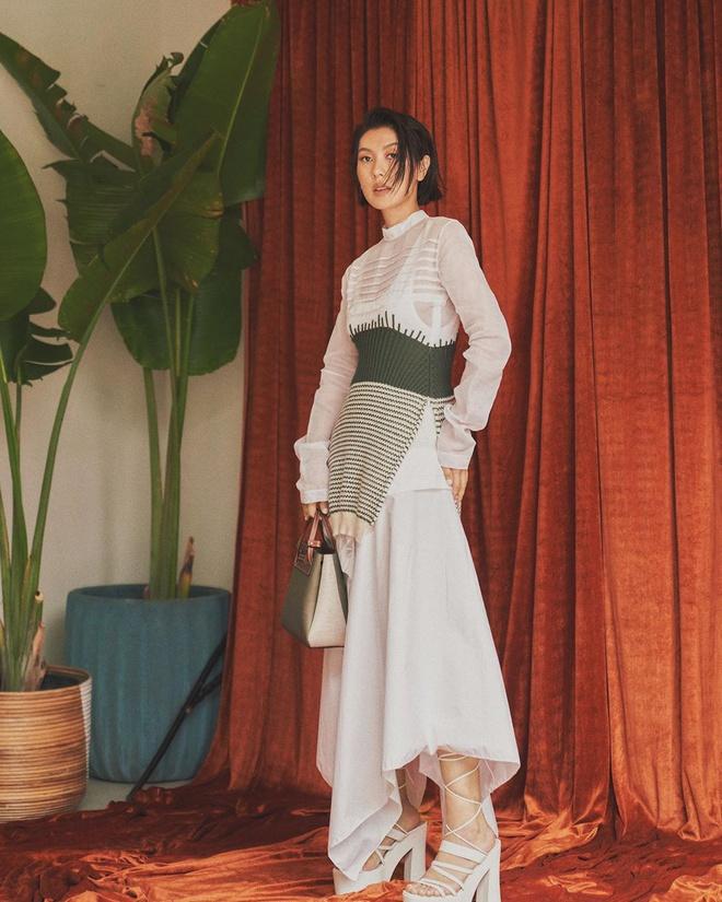 Mỗi khi tham gia các tuần lễ thời trang, Liz Uy đều khiến nhiều người ngạc nhiên trước sự sáng tạo và phong cách táo bạo trong những bộ trang phục hiện đại, sang chảnh. Bên cạnh đó, fashionista còn đam mê với công việc nấu ăn, đặc biệt là làm bánh. Năm 2019, cô tự thành lập công ty kinh doanh bánh quy tên là Mood Bake.