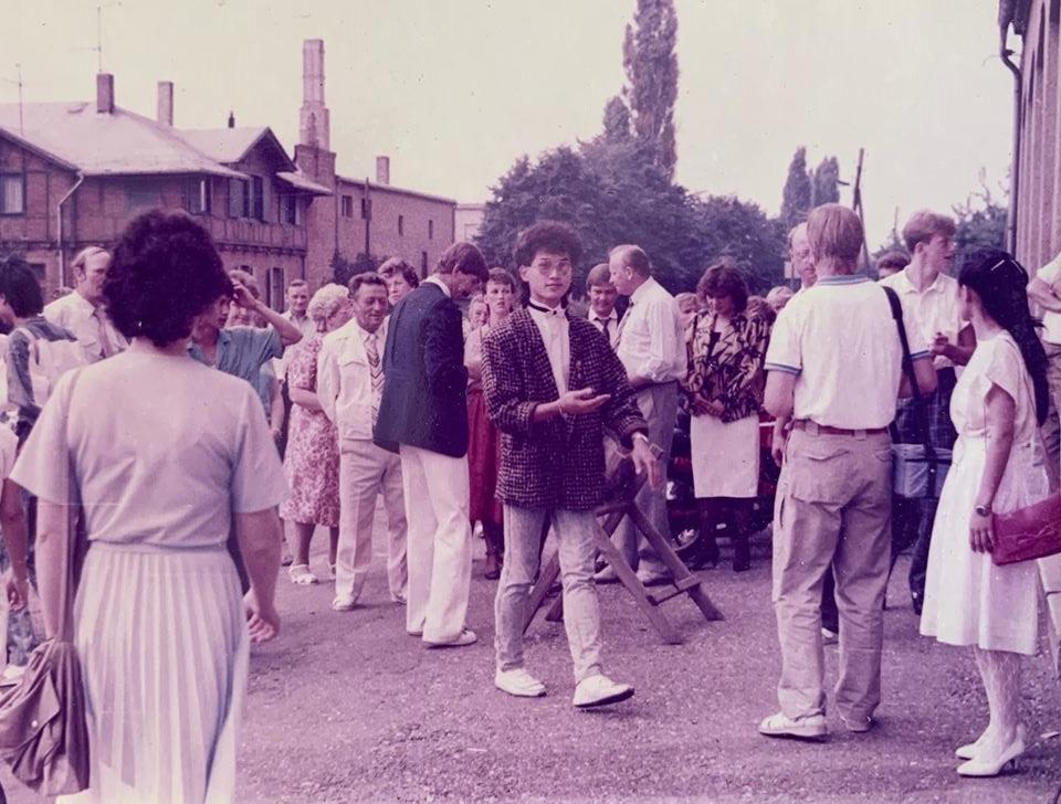 Huyền My đăng ảnh dìm hàng bố nhân dịp sinh nhật nhưng fan lại trầm trồ về phong cách tài tử Hong Kong chất lừ-4