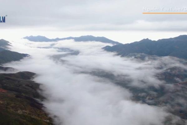 Bàn tay mọc lên giữa lòng sa mạc khô nhất hành tinh-1