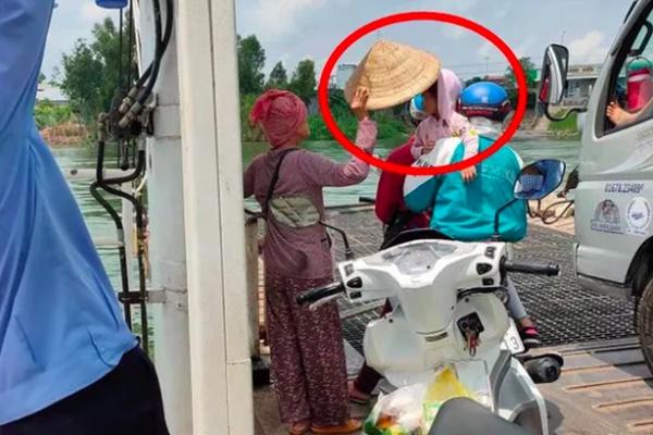 Đứng trên phà giữa trưa nóng nực, cô bán vé số cởi nón và có hành động bất ngờ khiến tất cả cảm phục-1