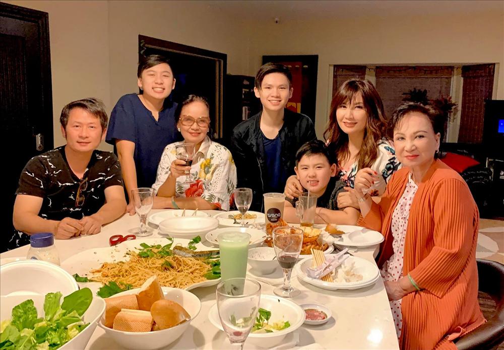 Bằng Kiều - Trizzie Phương Trinh ly hôn từ lâu nhưng bố mẹ đôi bên vẫn vô cùng thân thiết-4