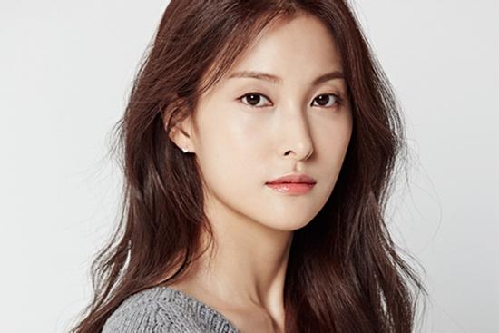 Danh tính nữ thần tượng đến quán bar đồng tính giữa ổ nhiễm Covid-19 mới tại Hàn