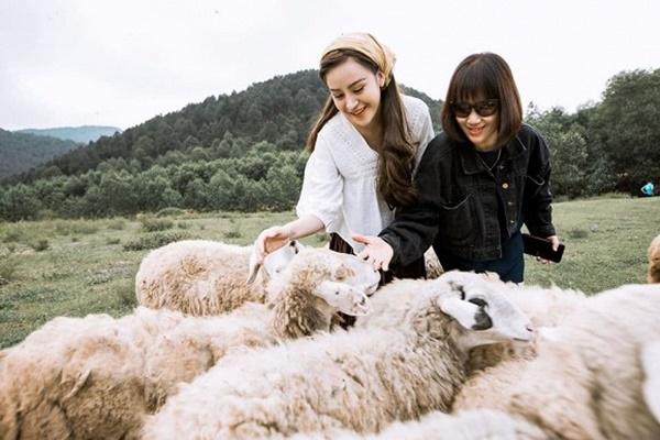 Đi dặm lúa để vòng 1 như rơi ra ngoài, bà Tưng ăn đá tảng-7