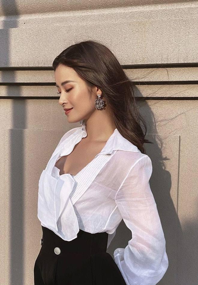 Bầu gần 4 tháng, Đông Nhi vẫn đi dép cao gót nhưng tinh tế hơn Lan Khuê, Hoàng Oanh-2