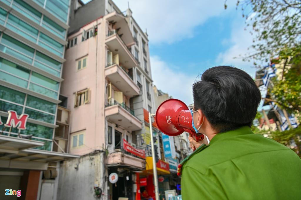 Đây là cửa hàng gà rán, đang hoạt động thì xảy ra sự cố trên. Theo các nhân chứng, thời điểm xảy ra vụ nổ có nhiều người đang làm việc, 3 người bị thương đã được lực lượng chức năng đứa đi cấp cứu.