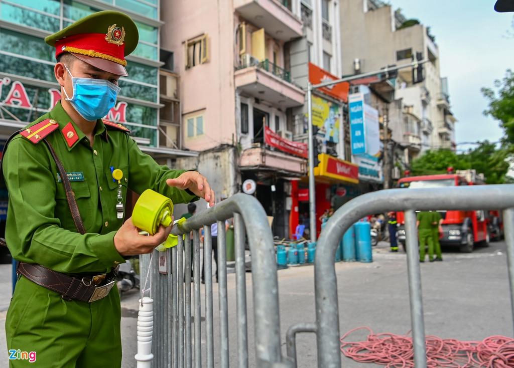 Lực lượng chức năng tạm thời phong tỏa tuyến phố Cửa Nam từ phố Đình Ngang đến đầu đường Hai Bà Trưng.