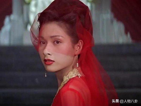 Chưa đầy 3 ngày lên ngôi hoa hậu, cô được ATV ký hợp đồng độc quyền. Sau đó, Dương Cung Như liên tục được giao đóng chính trong loạt dự án ăn khách như Khử tà diệt ma, Tuyết hoa thần kiếm, Dục hỏa phượng hoàng, Đường cung yến, Đại túy hiệp, Đại Hán phong, Tung hoành tứ hải… Thập niên 1990, cô là minh tinh điện ảnh được truyền thông o bế và được công chúng gọi với danh xưng mỹ miều "ngọc nữ ATV".