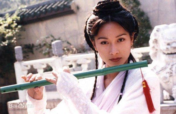 Tuy nhiên, giai đoạn hoàng kim sự nghiệp của Dương Cung Như sớm kết thúc sau khi cô vướng hàng loạt lùm xùm đời tư. Khởi đầu là việc cô bị công khai đánh ghen trước mặt 50 người vào năm 2002. Năm đó, kiều nữ sinh năm 1974 bị đồn cặp kè triệu phú 43 tuổi Thượng Hải - Châu Chính Nghị. Cô được Châu chu cấp biệt thự, xe hơi và bạc triệu tiêu xài thỏa thích. Scandal đời tư bị phơi bày trên khắp các mặt báo khiến Dương Cung Như bẽ bàng, chịu tiếng xấu. Cô bị chỉ trích là "hồ ly tinh", "hoa hậu hám tiền".