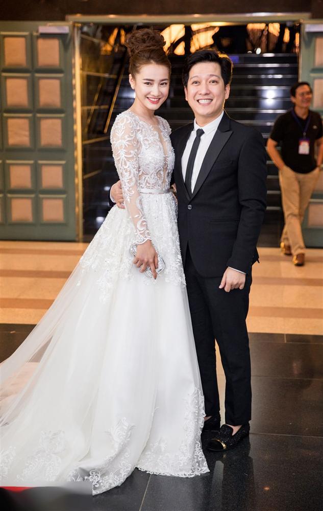 Bắt bài phong cách Trường Giang - Nhã Phương khi chung đôi: Chồng mang dép lê, vợ diện túi hiệu-10