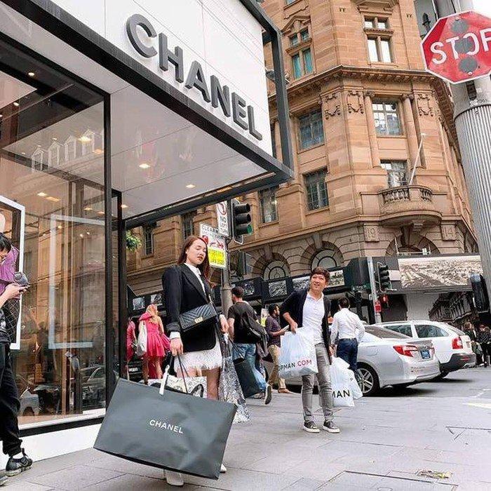 Bắt bài phong cách Trường Giang - Nhã Phương khi chung đôi: Chồng mang dép lê, vợ diện túi hiệu-6