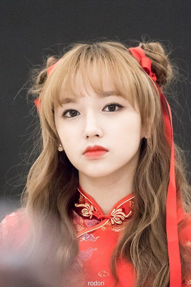 Trình Tiêu, nghê danh Cheng Xiao, sinh năm 1998 tại Quảng Đông, Trung Quốc. Năm 2016, cô được ra mắt với nhóm nhạc Cosmic Girls với vai trò nhảy chính. Trình Tiêu nhanh chóng nổi tiếng ở Hàn Quốc với thân hình quyến rũ cùng gương mặt ngây thơ, đáng yêu. Thậm chí nhiều người cho rằng tên tuổi cô đã vực dậy nhóm nhạc vô danh Cosmic Girls.