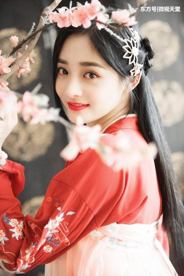 Chu Khiết Quỳnh, hay còn gọi là Kyulkyung, là ngôi sao của công ty giải trí Hàn Quốc Pledis Entertainment. Năm 2015, cô xuất hiện lần đầu trong cuộc thi 