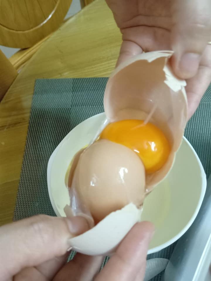 Cô gái ngạc nhiên khi lần đầu tiên chứng kiến quả trứng trong trứng có 1-0-2-3