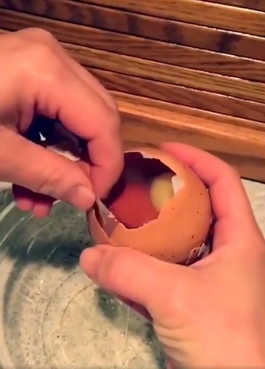 Cô gái ngạc nhiên khi lần đầu tiên chứng kiến quả trứng trong trứng có 1-0-2-4