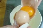 Cô gái ngạc nhiên khi lần đầu tiên chứng kiến quả 'trứng trong trứng' có 1-0-2