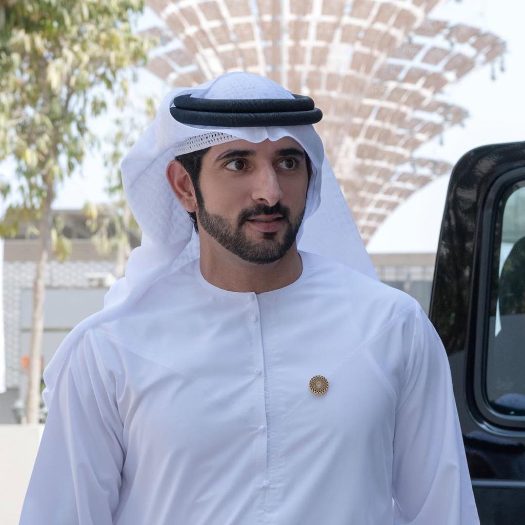 Thái tử Dubai Sheikh Hamdan bin Mohammed (tên thân mật là Fazza, sinh năm 1982) là con trai thứ 2 của Vua Sheikh Mohammed bin Rashid Al Maktoum - Phó tổng thống kiêm Thủ tướng của UAE. Anh tốt nghiệp trường Kinh tế London và Học viện Quân sự Hoàng gia Sandhurst ở Anh. Năm 2006, anh được giao chức vụ đứng đầu Ủy ban Hành pháp Dubai - nắm quyền kiểm soát những vấn đề liên quan đến chính trị và kinh tế. Tháng 2/2008, Fazza được vua cha chính thức chỉ định là thái tử - người thừa kế ngai vàng của hoàng gia giàu có bậc nhất thế giới. Ảnh: @faz3.