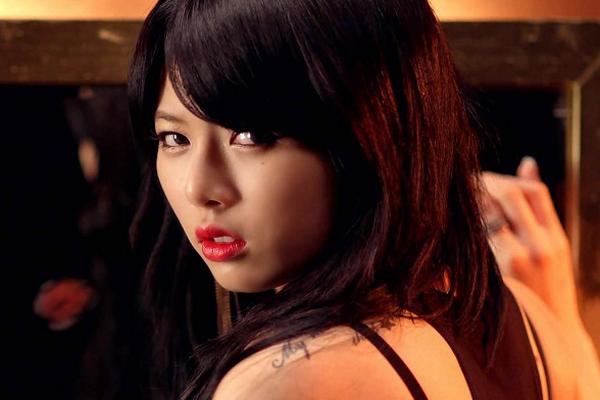 Mời cô hàng xóm sang ngủ điều hòa, tôi điêu đứng nhìn hành động lạ của cô ta-3