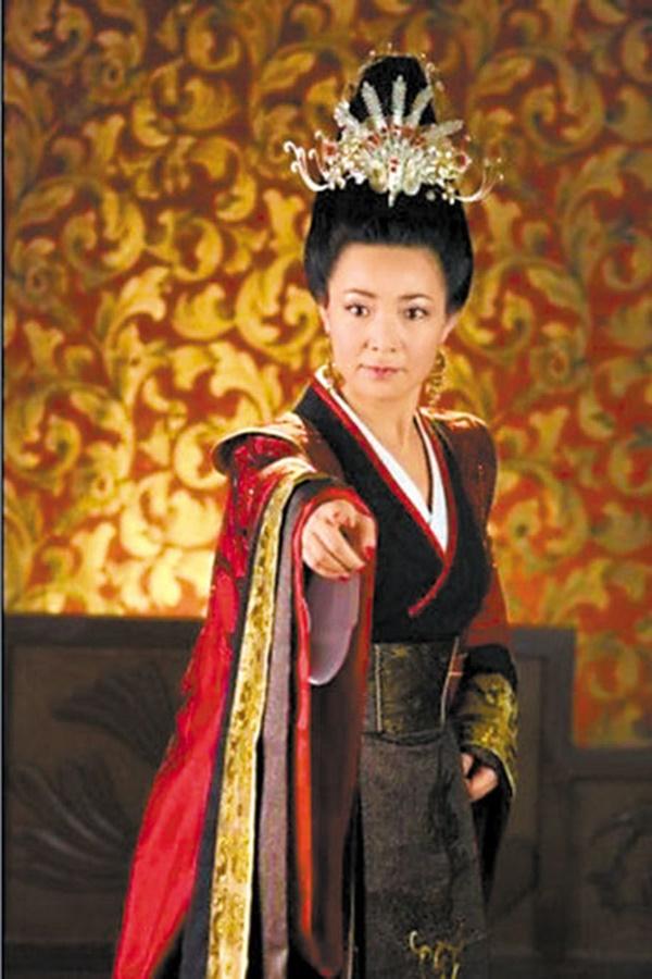 Kế Hoàng hậu Đới Xuân Vinh bị con gái xa lánh, chịu tiếng ác 20 năm-5