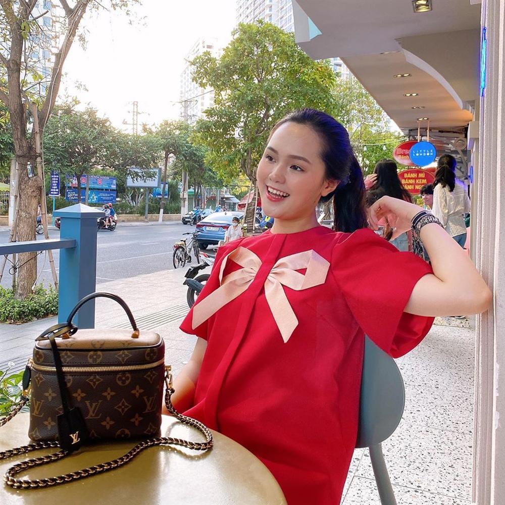 Bỏ qua ồn ào, người hâm mộ chuyển hướng sang thời trang giấu bụng bầu của bà xã Duy Mạnh-2