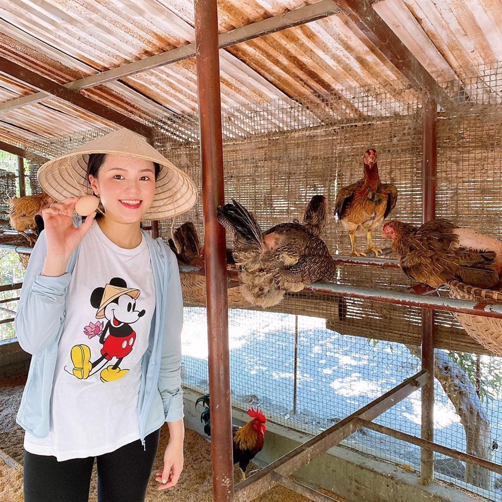 Bỏ qua ồn ào, người hâm mộ chuyển hướng sang thời trang giấu bụng bầu của bà xã Duy Mạnh-7