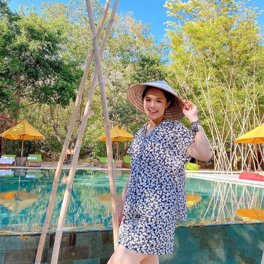 Bỏ qua ồn ào, người hâm mộ chuyển hướng sang thời trang giấu bụng bầu của bà xã Duy Mạnh-3