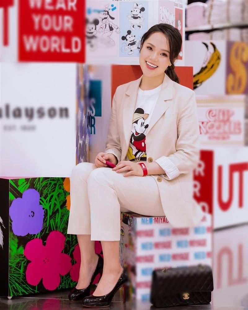 Bỏ qua ồn ào, người hâm mộ chuyển hướng sang thời trang giấu bụng bầu của bà xã Duy Mạnh-4