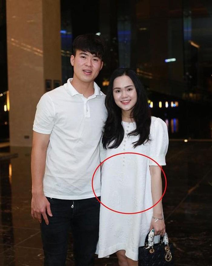 Bỏ qua ồn ào, người hâm mộ chuyển hướng sang thời trang giấu bụng bầu của bà xã Duy Mạnh-8