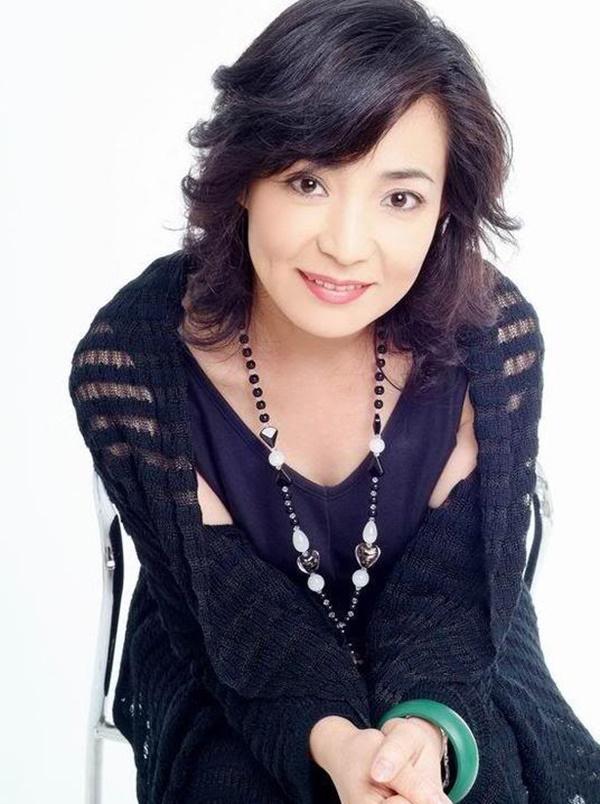 Kế Hoàng hậu Đới Xuân Vinh bị con gái xa lánh, chịu tiếng ác 20 năm-24