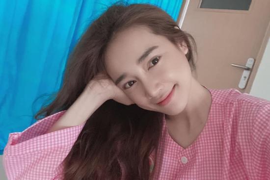 Fans lo lắng khi thấy Nhã Phương mặt mũi nhợt nhạt, mặc đồ bệnh nhân