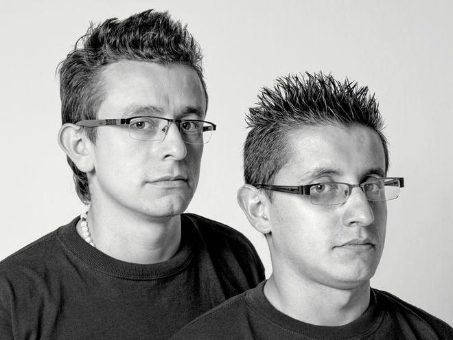 Bộ ảnh chứng minh song trùng, những người xa lạ trông như sinh đôi-7