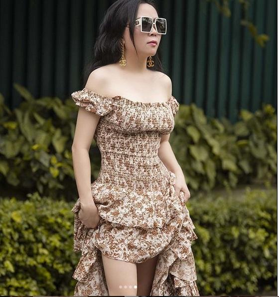 Phượng Chanel bị bóc mẽ photoshop da trắng toát, đầu gối biến mất-1