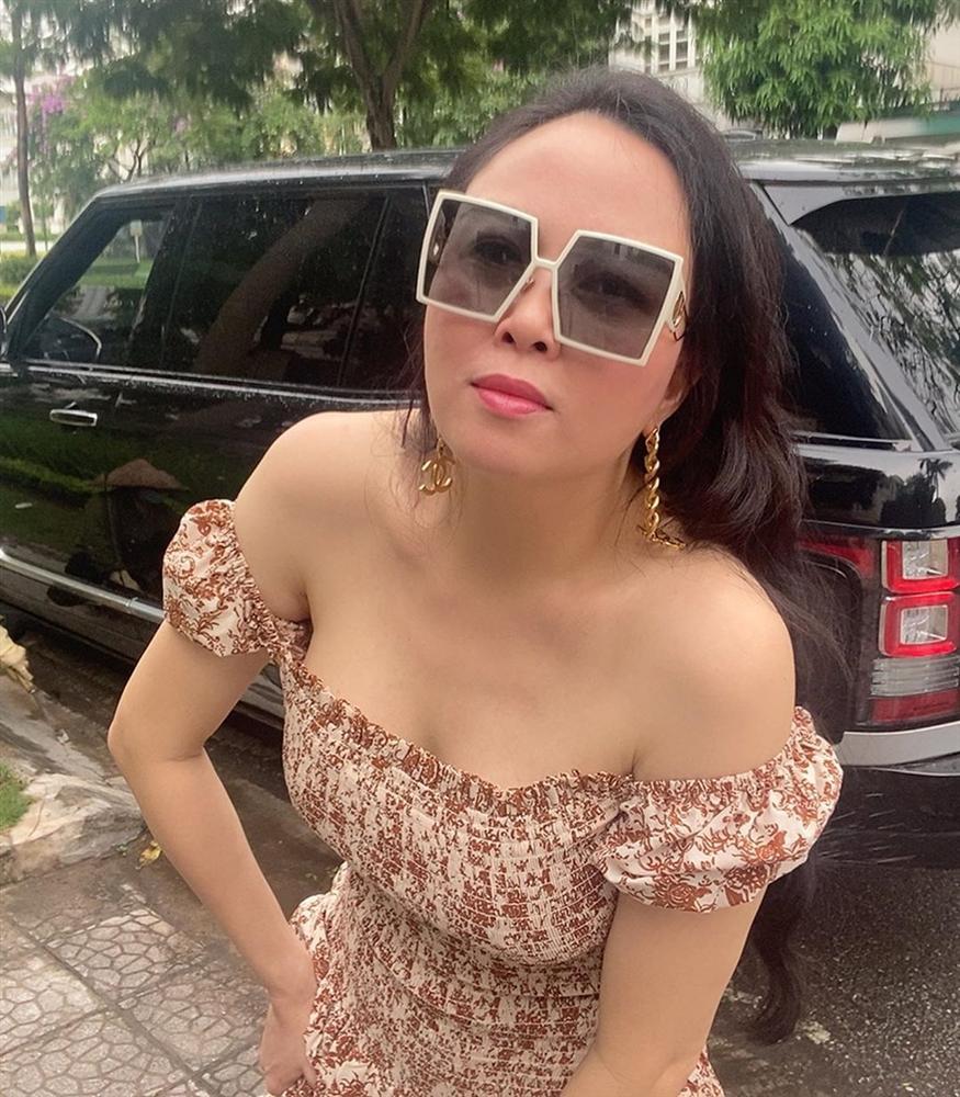 Phượng Chanel bị bóc mẽ photoshop da trắng toát, đầu gối biến mất-4