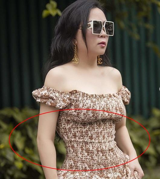 Phượng Chanel bị bóc mẽ photoshop da trắng toát, đầu gối biến mất-3