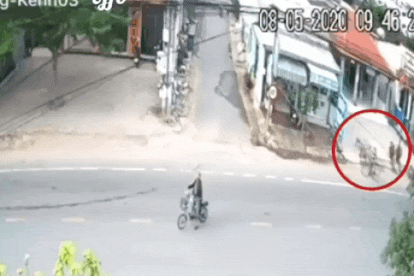 Clip: Xe ben văng lốp giữa đường, người phụ nữ dắt xe đạp bên lề nằm bất động