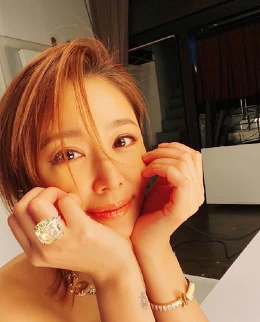 Choáng váng với giá trị chiếc nhẫn trên tay Lâm Tâm Như: Hơn cả gia tài đời người với 100 tỷ đồng-2