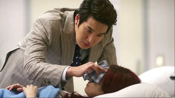 Về thăm nhà, thấy con ôm chặt bố rồi bật khóc, tôi nghi ngờ nên lắp camera theo dõi, không ngờ lại biết chuyện tày trời-1