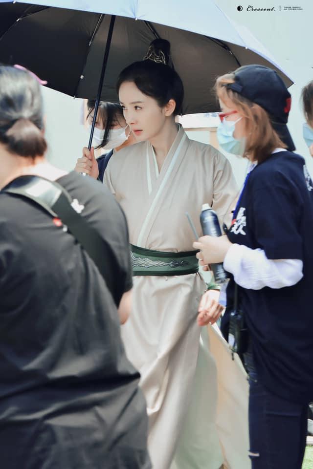 Dương Mịch bị quay lén trên phim trường, máy quay đặt ở dưới váy-6