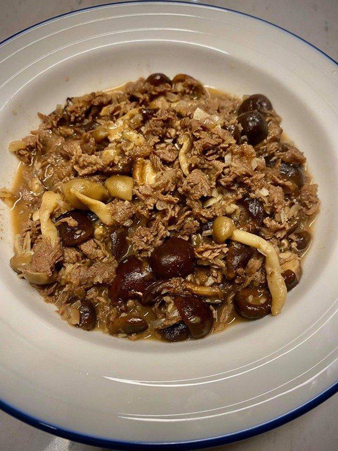 Hơn 30 năm Trấn Thành lần đầu nấu cho bố mẹ thố canh, bố ruột lại rất giỏi nấu nướng-4