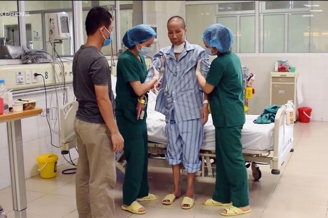 Tìm người đăng ký hiến phổi để ghép cho nam phi công người Anh mắc Covid-19-1