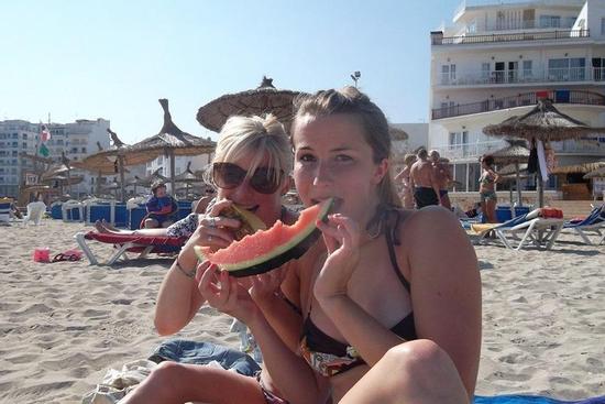 Phân lô, chăng dây thừng ở các bãi biển châu Âu chờ đón du khách