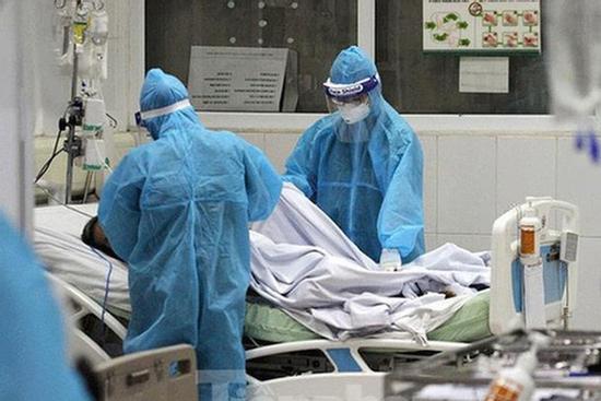 Tìm người đăng ký hiến phổi để ghép cho nam phi công người Anh mắc Covid-19