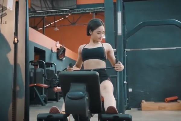 Hậu giảm cân thành công, Miu Lê hết tự tin phô ngực đầy lại chăm vạch áo khoe eo thon-11