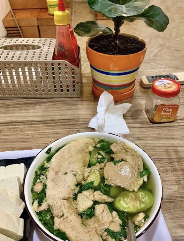 Cô gái bị dân mạng ngờ vực khi nấu bát canh cua giá 15k lên tiếng, còn tiết lộ thêm bí quyết vỗ béo cả nhà với mâm cơm giá rẻ-1