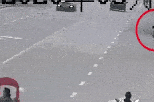 Clip: Phẫn nộ nhìn 2 đứa trẻ 13 lần chạy qua chạy lại đường cao tốc để rồi nhận cái kết đau lòng-1