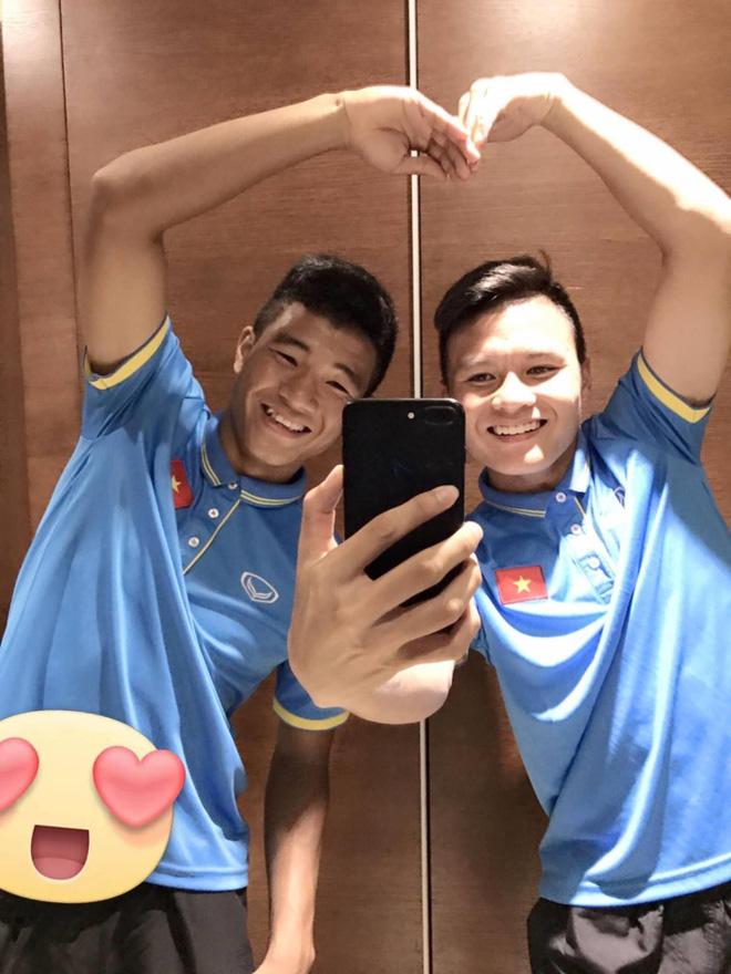 Quang Hải vừa đăng ảnh tình cảm bên bạn gái, Đức Chinh nhanh nhảu đòi được mời ăn-2