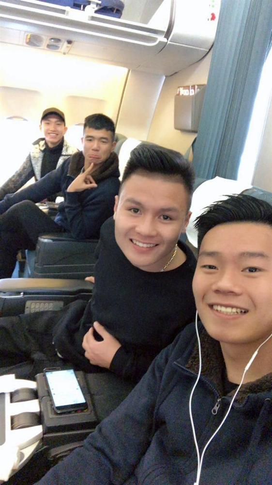 Quang Hải vừa đăng ảnh tình cảm bên bạn gái, Đức Chinh nhanh nhảu đòi được mời ăn-3