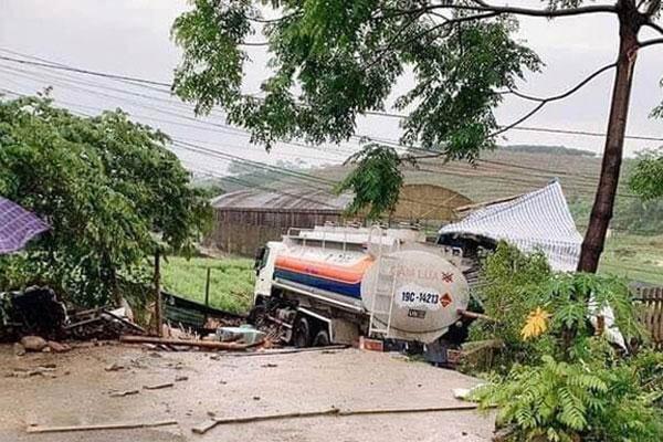 Xe bồn đâm vào lán bên đường lúc rạng sáng khiến 2 vợ chồng thương vong-1