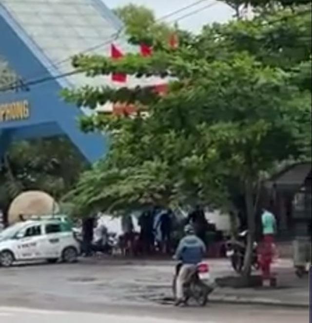 Clip: Cảnh sát nổ súng truy đuổi 2 nhóm thanh niên vác dao, kiếm đánh nhau trước cổng trường Đại học Hải Phong-1
